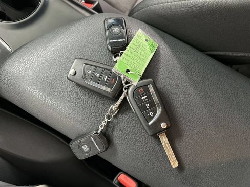 Used 2018 Toyota Camry LE FWD image 12