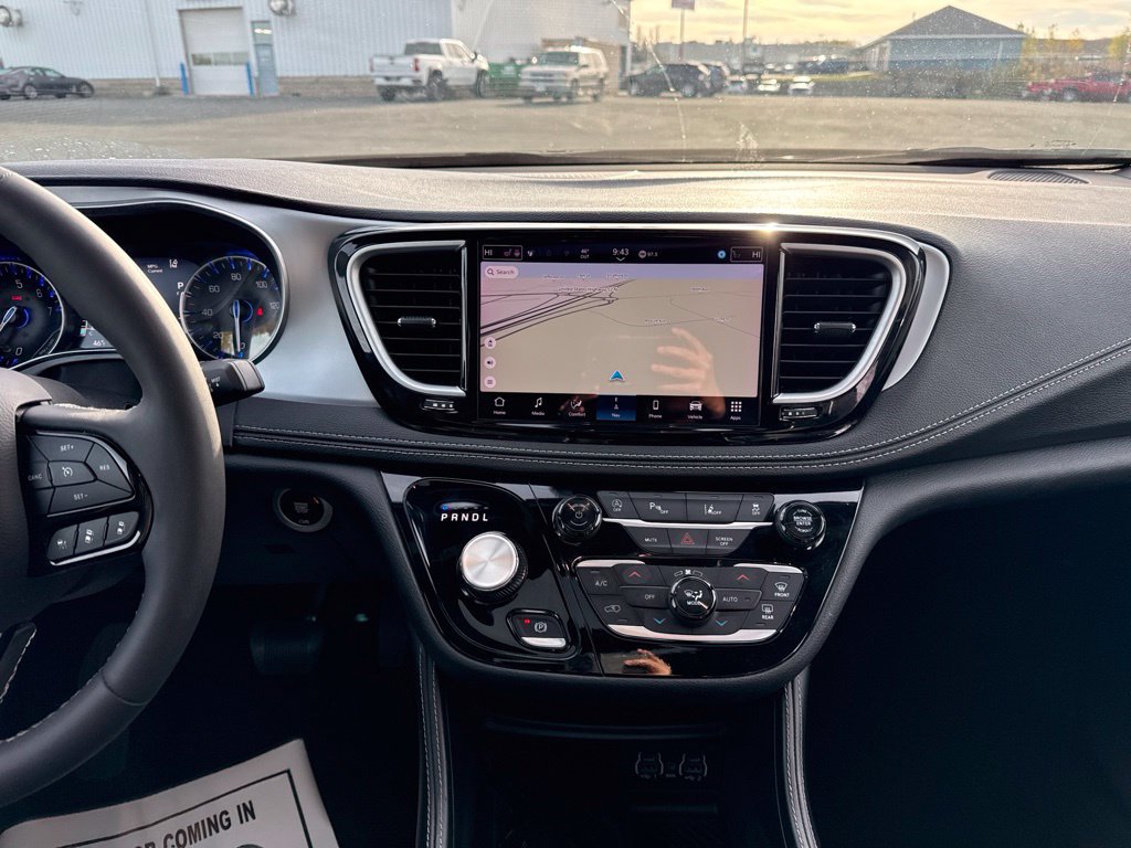 Used 2025 Chrysler Pacifica Limited FWD image 18
