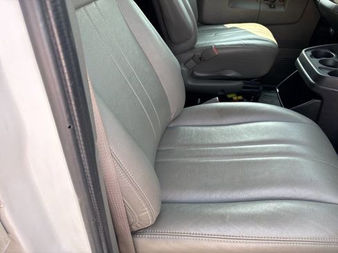 Used 2017 Chevrolet Express 2500 RWD image 17