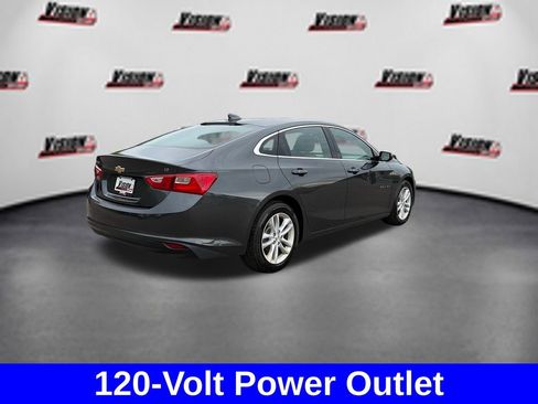 Used 2017 Chevrolet Malibu LT w/ Leather Package FWD image 10