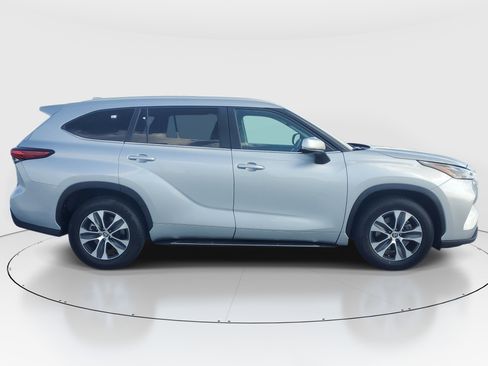 Used 2023 Toyota Highlander XLE FWD image 2