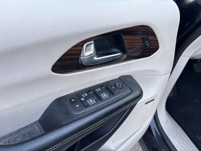 Used 2022 Chrysler Pacifica Limited FWD image 11