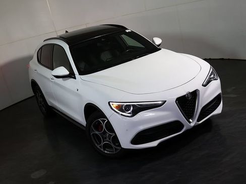 Used 2023 Alfa Romeo Stelvio Ti AWD/4WD image 7