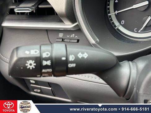 Used 2021 Toyota Highlander XLE AWD/4WD image 39