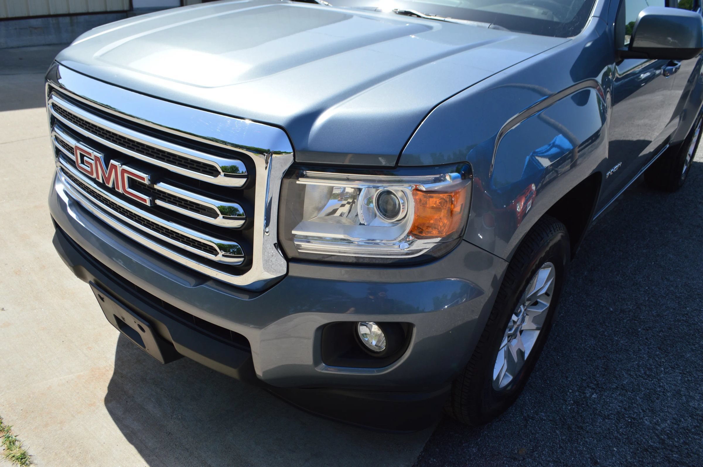 Used 2018 GMC Canyon SLE RWD image 3