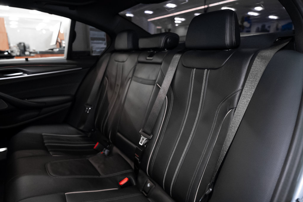 Used 2023 BMW M550i xDrive w/ Executive Package AWD/4WD image 18