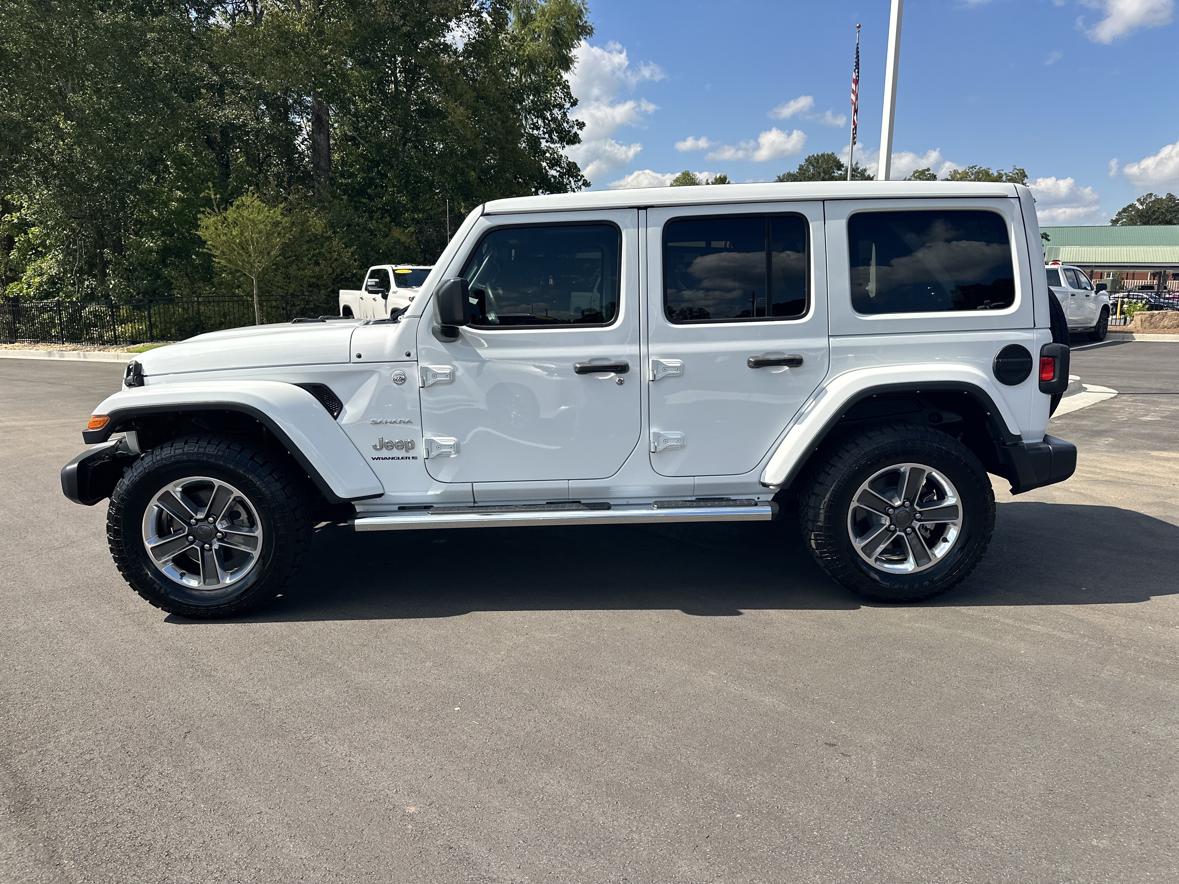 Used 2023 Jeep Wrangler Unlimited Sahara w/ Cold Weather Group AWD/4WD image 5