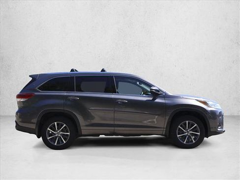 Used 2018 Toyota Highlander XLE w/ Protection Package #3 AWD/4WD image 4