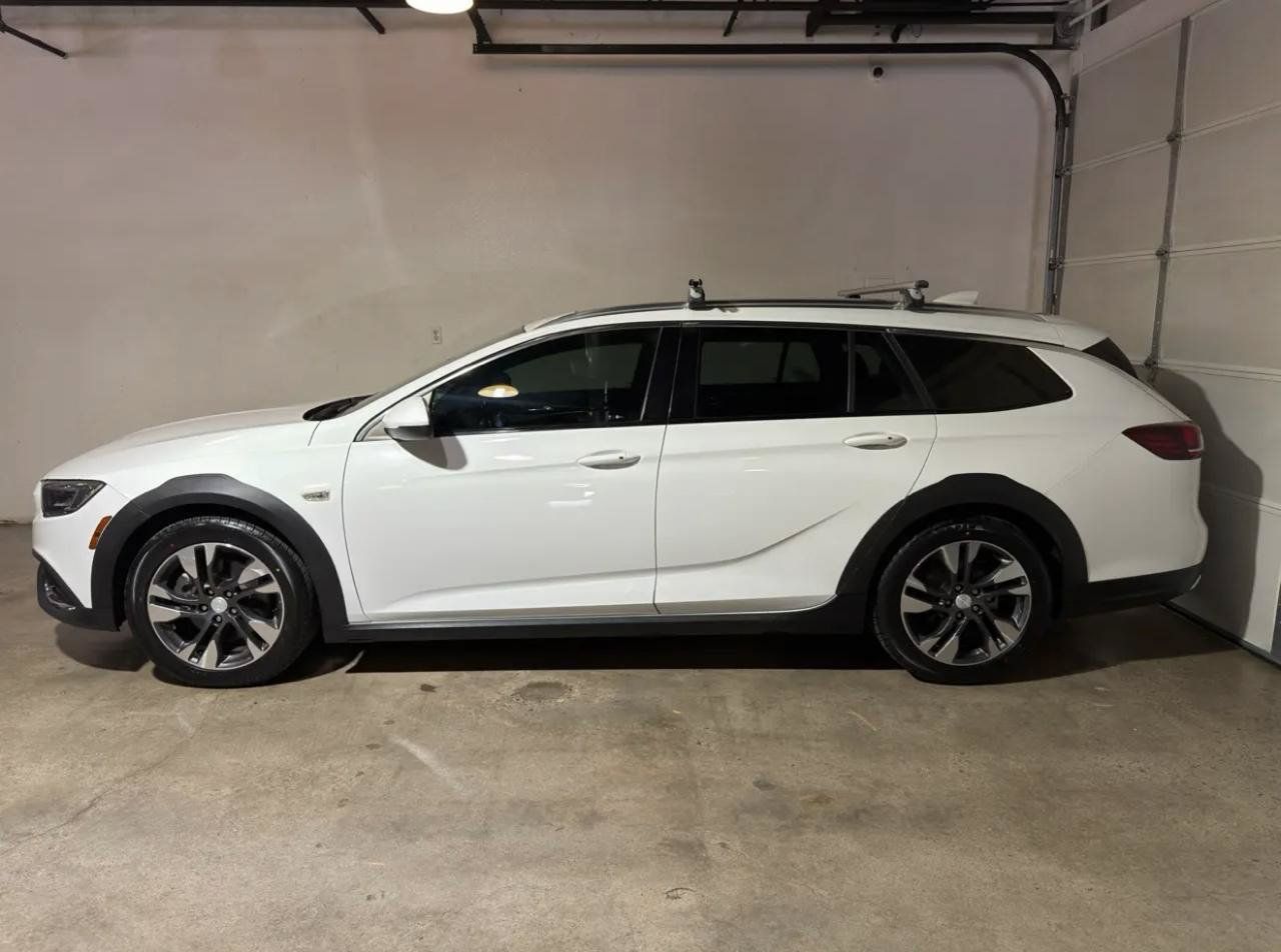 Used 2018 Buick Regal Essence w/ Driver Confidence Package #1 AWD/4WD image 2