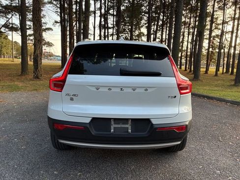 Used 2022 Volvo XC40 T5 Momentum w/ Premium Package image 4