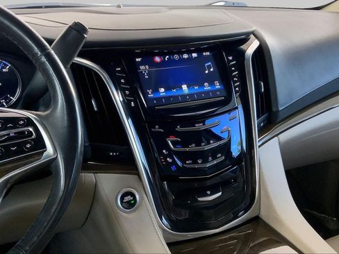 Used 2018 Cadillac Escalade Luxury AWD/4WD image 7