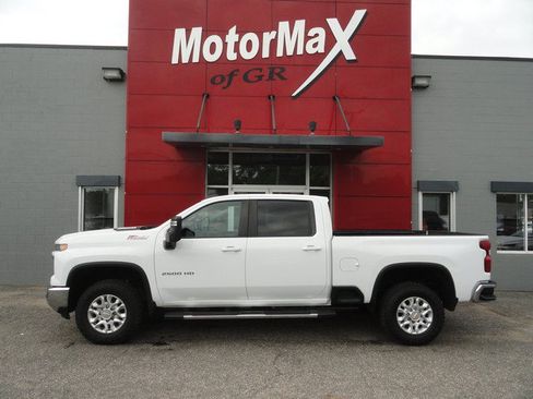 Used 2024 Chevrolet Silverado 2500 LT AWD/4WD image 2