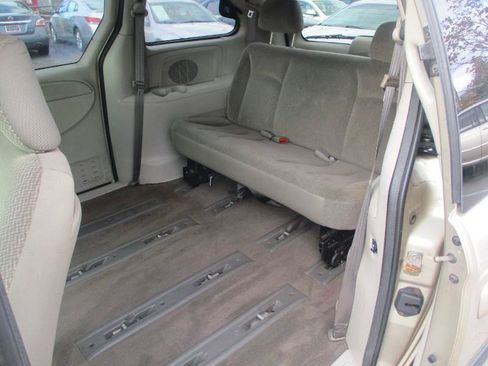 Used 2005 Chrysler Town & Country w/ Popular Equipment Group I FWD image 8
