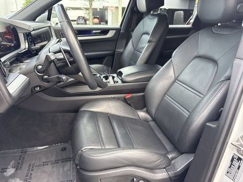 Used 2024 Porsche Cayenne AWD/4WD image 11