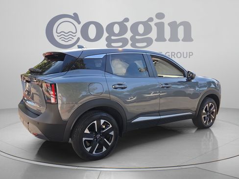 Used 2025 Nissan Kicks SV AWD/4WD image 5