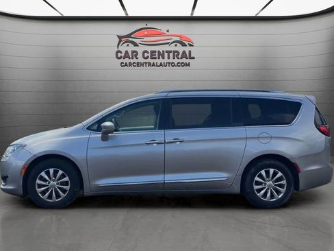 Used 2019 Chrysler Pacifica Touring-L FWD image 2