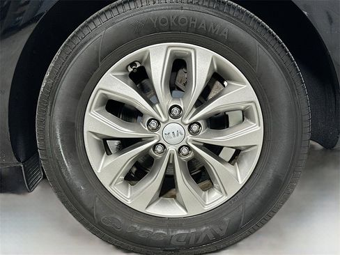 Used 2020 Kia Sedona L image 29