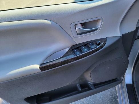 Used 2017 Toyota Sienna XLE w/ XLE Navigation Package image 29