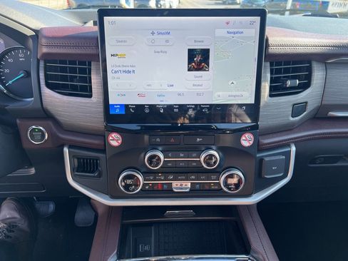 Used 2024 Ford Expedition Limited image 9