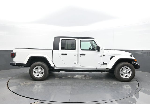 Used 2022 Jeep Gladiator Sport AWD/4WD image 6