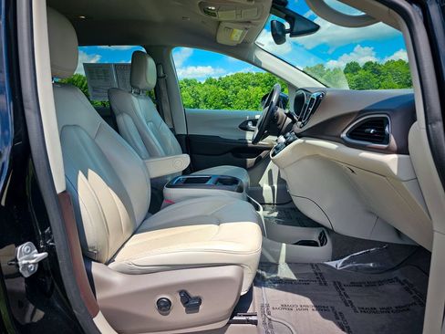 Used 2020 Chrysler Pacifica Touring-L Plus FWD image 43