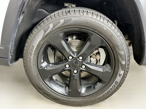 Used 2023 Jeep Grand Cherokee Limited w/ Black Appearance Package image 11