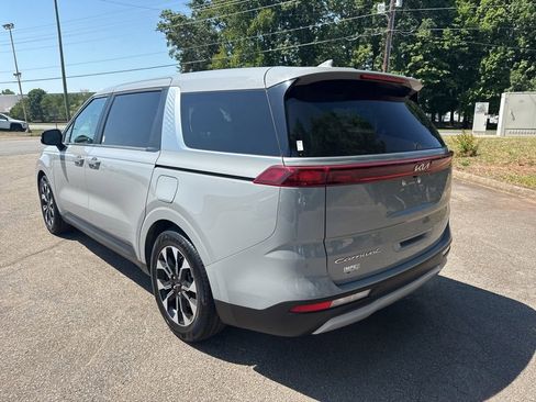 Used 2022 Kia Carnival EX FWD image 3