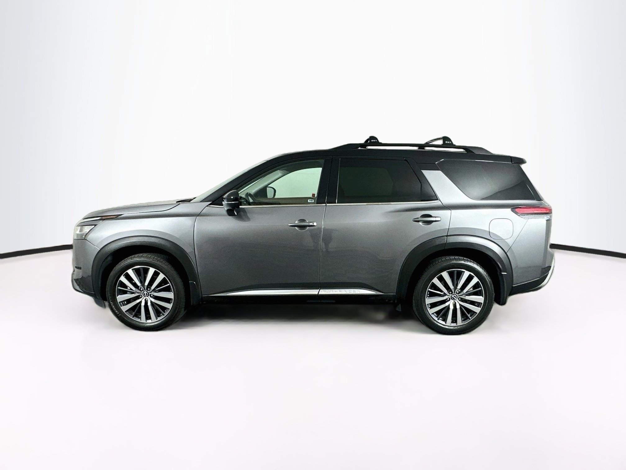 Used 2022 Nissan Pathfinder Platinum w/ Cargo Package FWD image 4