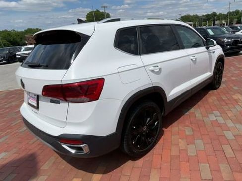 Used 2022 Volkswagen Taos SE FWD image 9