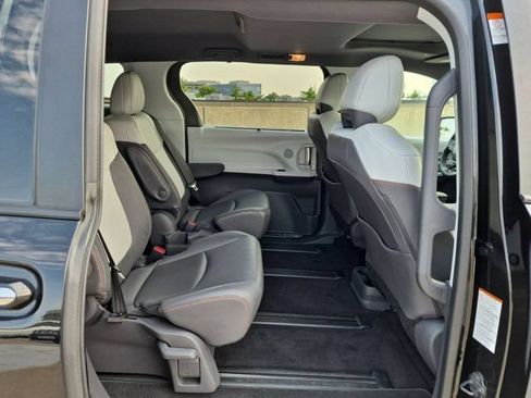 Used 2021 Toyota Sienna XSE FWD image 19