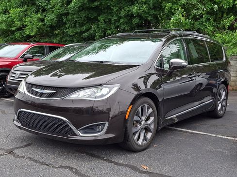 Used 2018 Chrysler Pacifica Limited w/ Tire & Wheel Group FWD image 2