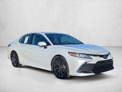 Used 2023 Toyota Camry XLE image 3