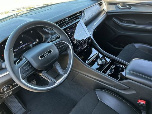 Used 2023 Jeep Grand Cherokee Altitude image 10