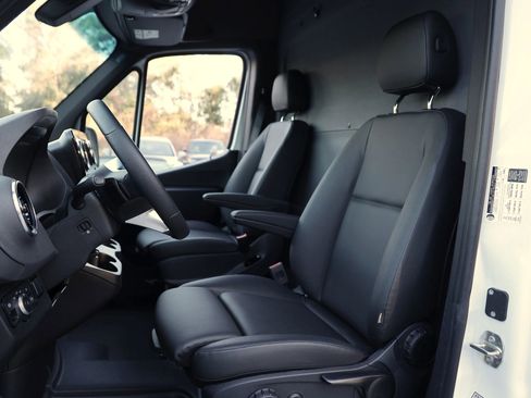 Used 2024 Mercedes-Benz eSprinter 170 Cargo image 4