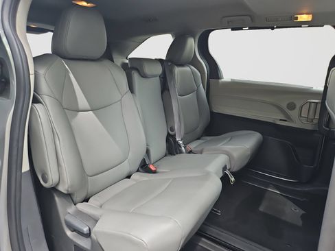 Used 2024 Toyota Sienna XLE FWD image 45