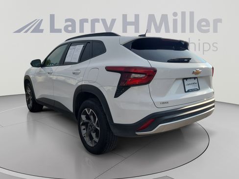 Certified 2025 Chevrolet Trax LT FWD image 3
