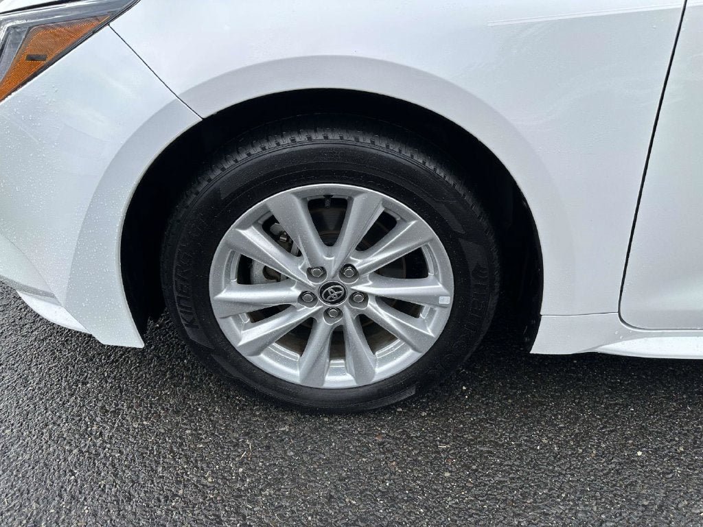 Used 2025 Toyota Corolla LE w/ LE Premium Package FWD image 7