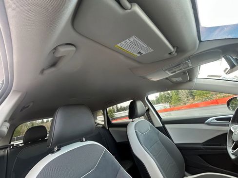 Used 2025 Volkswagen Taos SE image 27