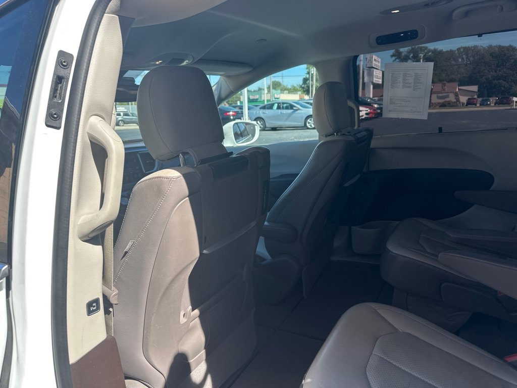Used 2017 Chrysler Pacifica Touring-L Plus w/ Advanced Safetytec Group FWD image 17