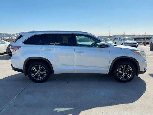 Used 2016 Toyota Highlander XLE image 8
