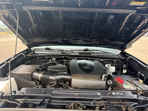 Used 2018 Toyota Tacoma SR AWD/4WD image 12