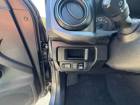 Used 2017 Toyota Tacoma TRD Sport w/ Tow Package (A/T) AWD/4WD image 16