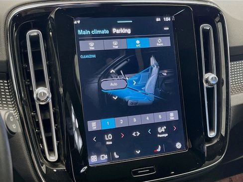 Used 2022 Volvo XC40 P8 Recharge Ultimate image 12