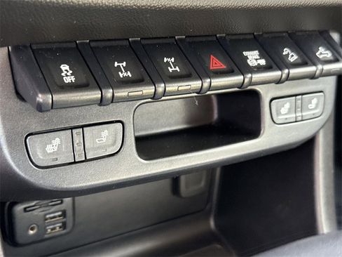 Used 2019 Chevrolet Colorado ZR2 w/ ZR2 Midnight Special Edition image 35