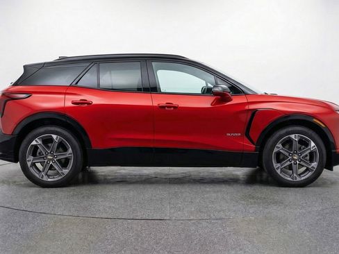 Used 2025 Chevrolet Blazer LT FWD image 11