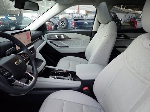 Certified 2025 Ford Explorer Platinum w/ LUX Leather Package image 16