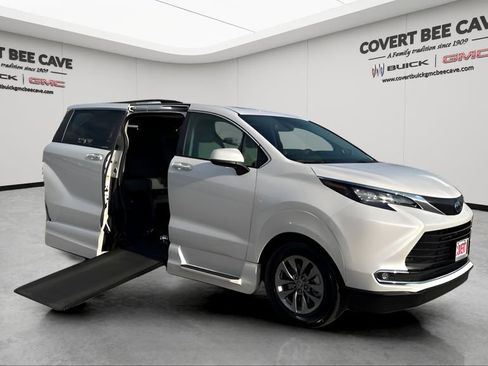 Used 2024 Toyota Sienna XLE w/ XLE Plus Package image 13