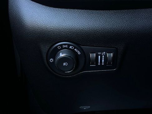 Used 2025 Jeep Compass Latitude image 21