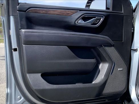 Used 2023 Chevrolet Suburban Z71 w/ Luxury Package image 21