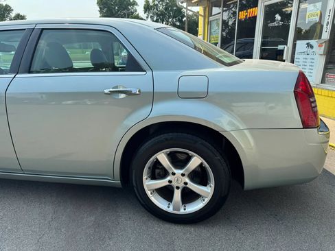 Used 2005 Chrysler 300 C w/ Protection Group II RWD image 5